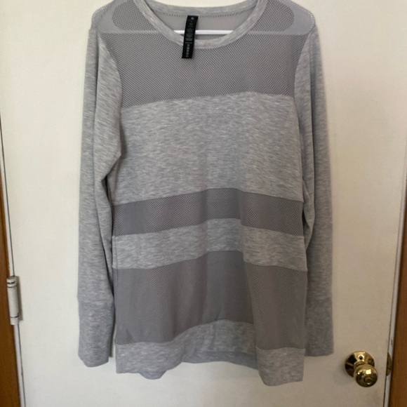 Yogalicious extra large gray, long sleeve top with mesh detail throughout - Picture 4 of 6